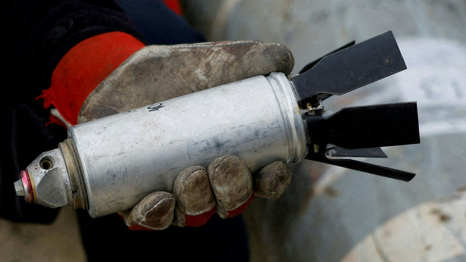 Ein entschärftes Bomblet aus einer Streubombe eines russischen Mehrfachraketenwerfers in der Region Charkiw, Oktober 2022.