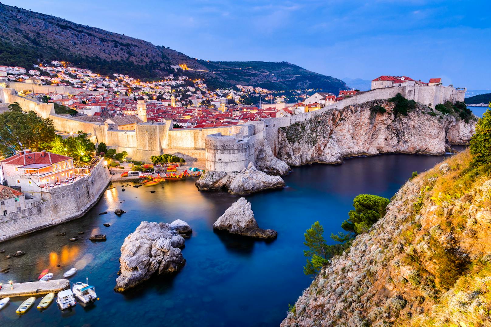 <strong>Platz 1: Dubrovnik, Kroatien!</strong> 36 Touristen pro Einwohner – damit landet die kroatische Hafenstadt Dubrovnik auf Platz eins des Rankings. Vor allem von Juni bis August strömen die Touristen durch die schmalen Gassen der Altstadt, besuchen die Schauplätze der beliebten Serie "Game of Thrones" oder schlendern an der Hafenpromenade entlang.