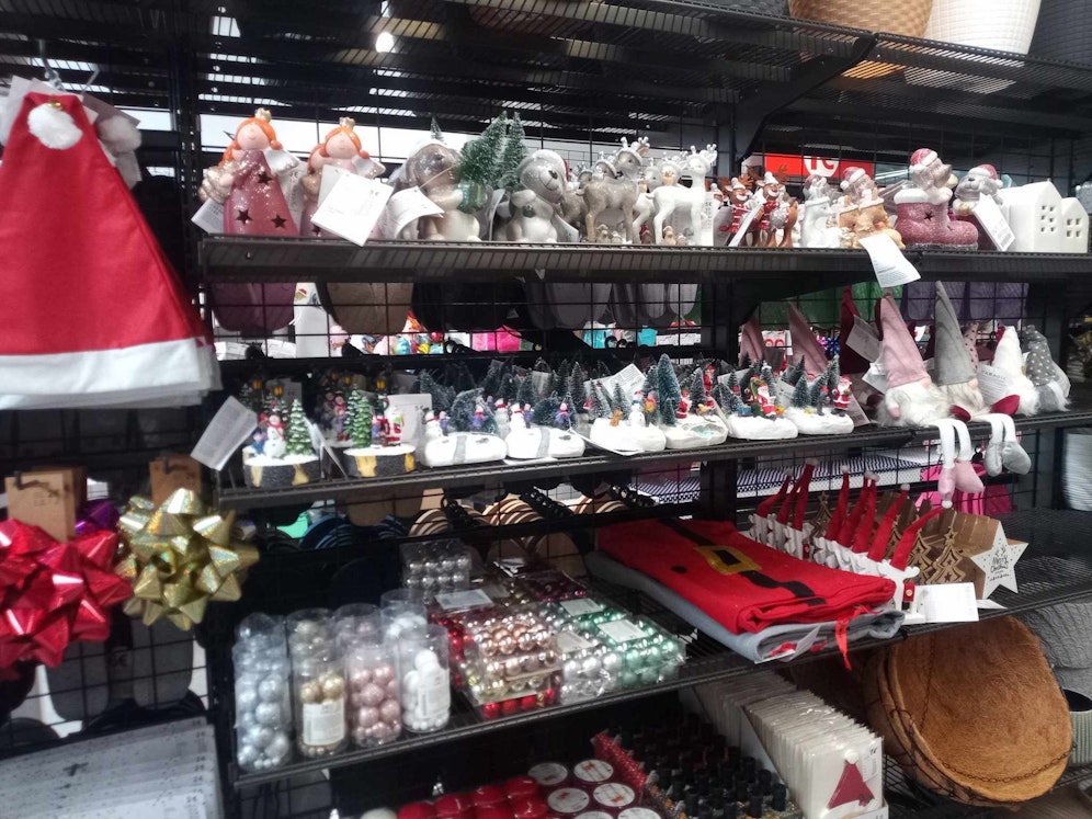 Von Christbaumkugeln bis zu Weihnachtsmann-Hüten: Wer bereits im Sommer für den Dezember vorsorgen möchte, wird hier fündig.