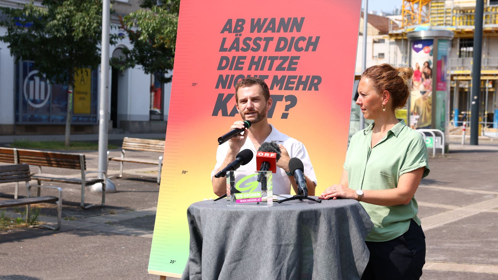 "Ab wann lässt dich die Hitze nicht mehr kalt?" - die Grünen-Kampagne geht bis August und stellt ein 8-Punkte-Plan vor, damit sich alle im Stadtgebiet Wien abkühlen können. Der Grünen-Parteivorsitzender Peter Kraus und die Grünen-Parteivorsitzende Judith Pühringer stellten den 8-Punkte-Plan am Dienstag vor.