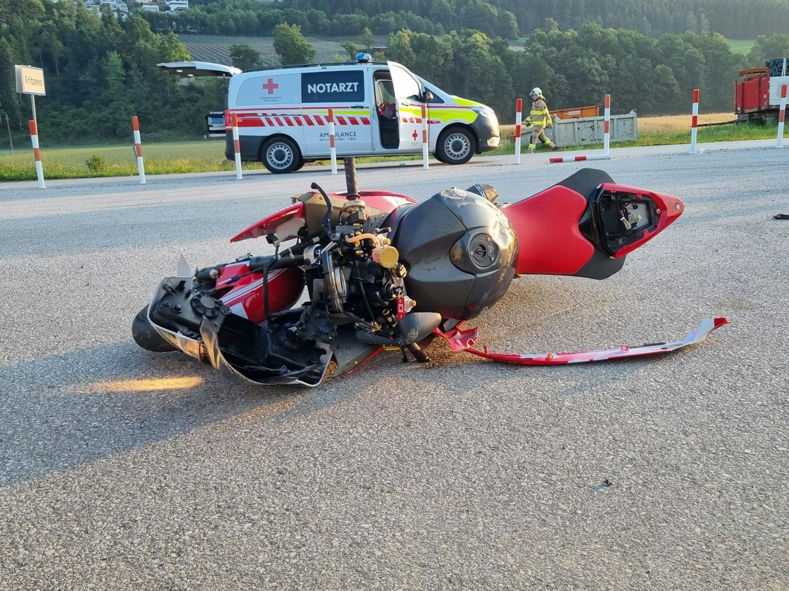 Am Dienstag ereignete sich in Fritzens ein tödlicher Verkehrsunfall. Für einen Biker (25) konnten die Rettungskräfte nichts mehr tun.