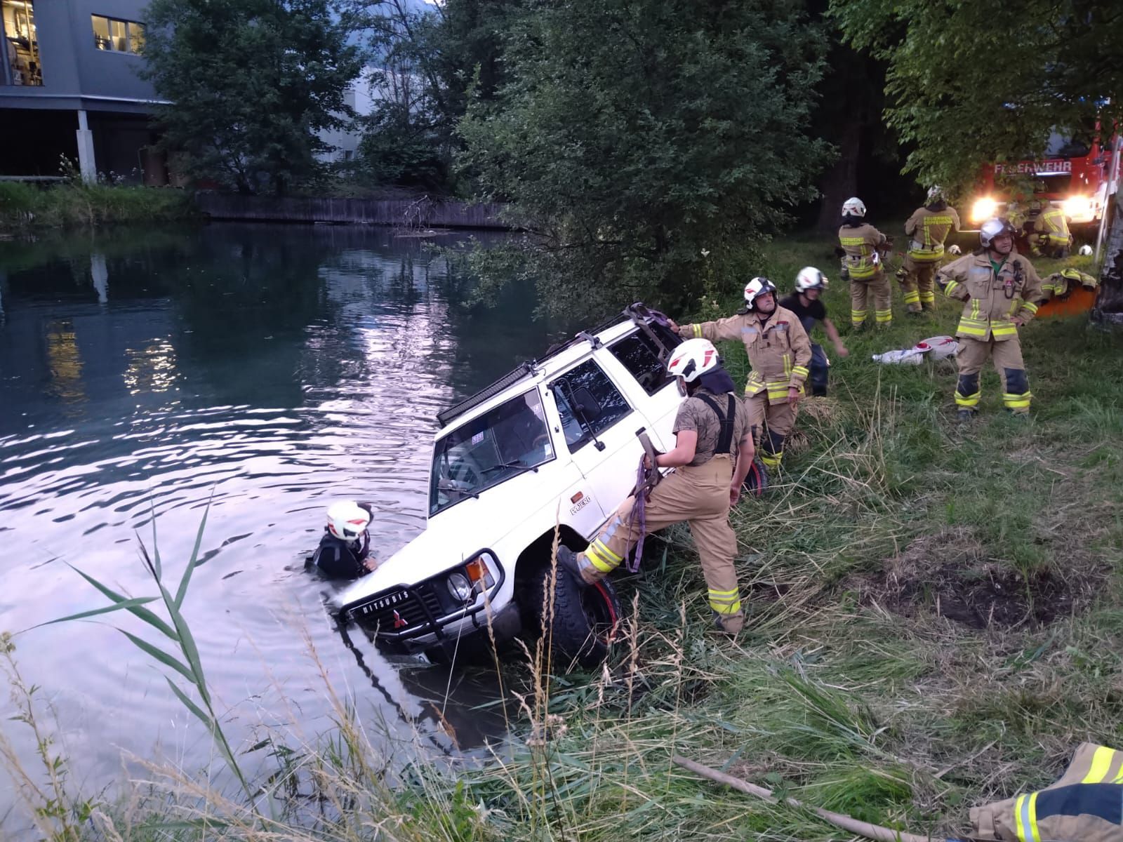 Der Mitsubishi drohte, in den bei der Böschung angrenzenden Teich zu stürzen.
