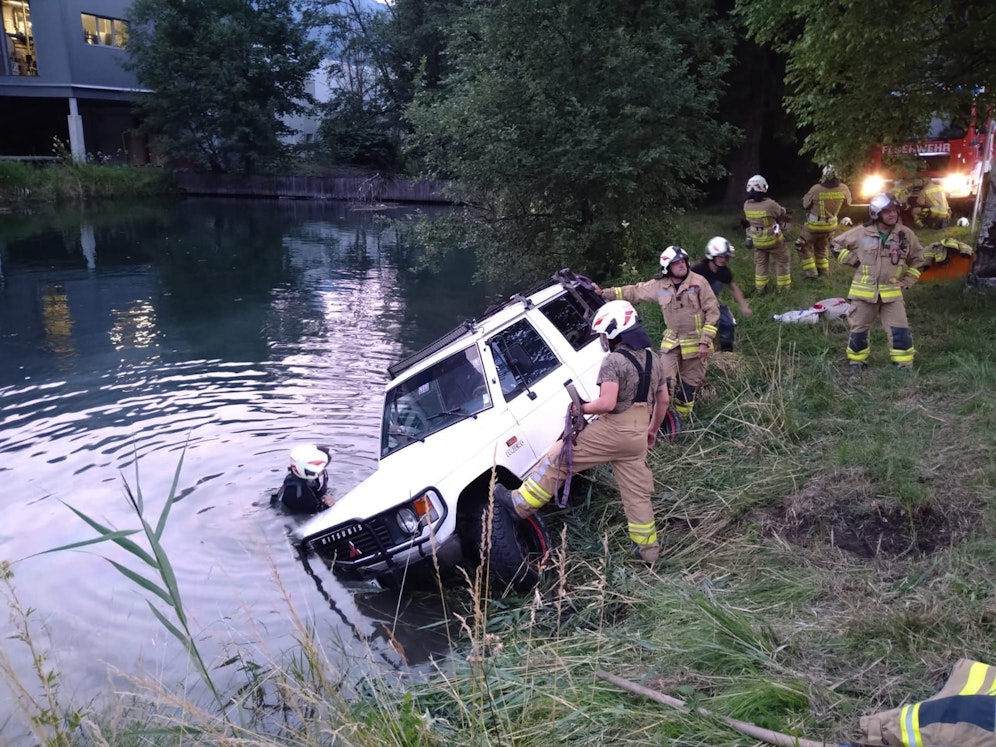 Der Mitsubishi drohte, in den bei der Böschung angrenzenden Teich zu stürzen.