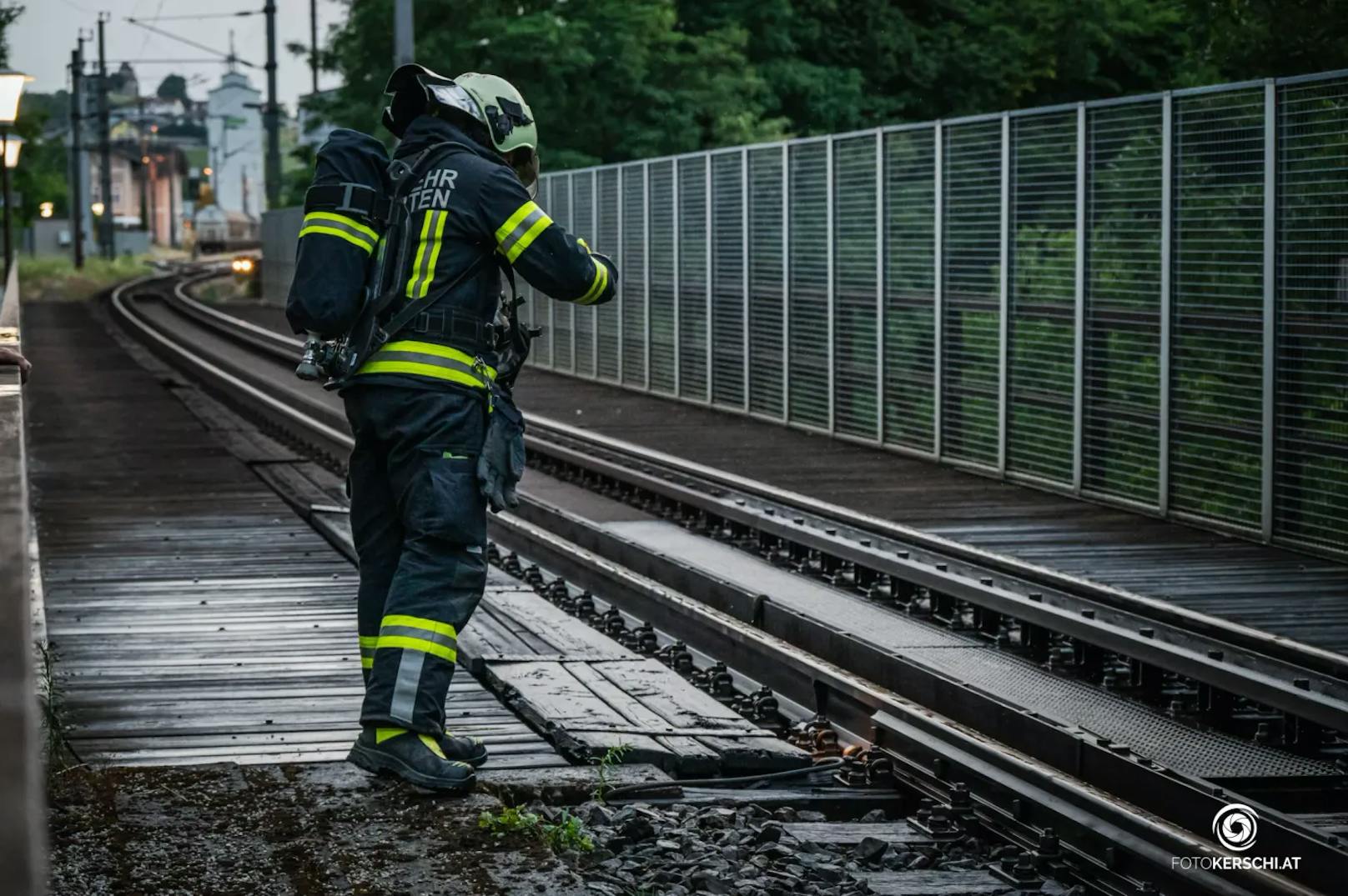 Durch ihr beherztes Eingreifen wurde eine weitere Ausbreitung des Feuers verhindert und größere Schäden abgewendet.