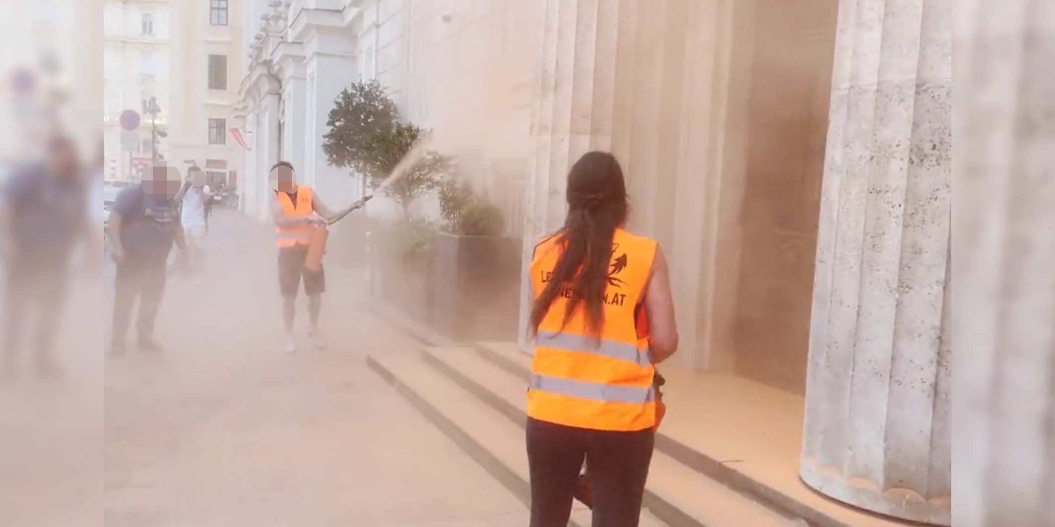 Ein Pkw-Besitzer zeigt sich während der Klima-Aktion ziemlich verärgert.