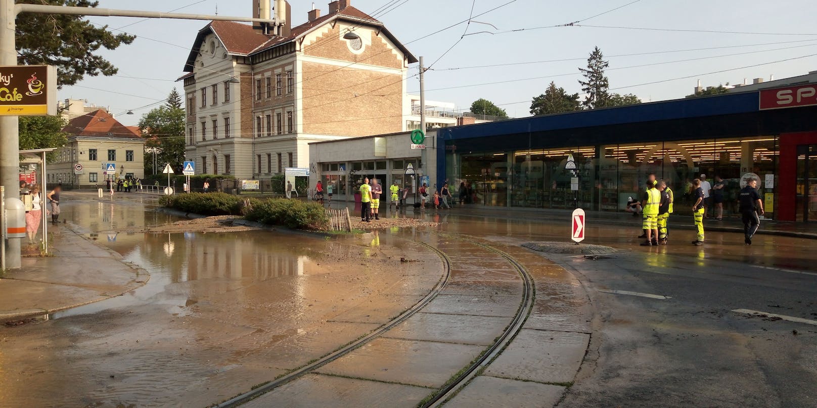 In der Linzer Straße kam es zu einem Wasserrohrbruch. 