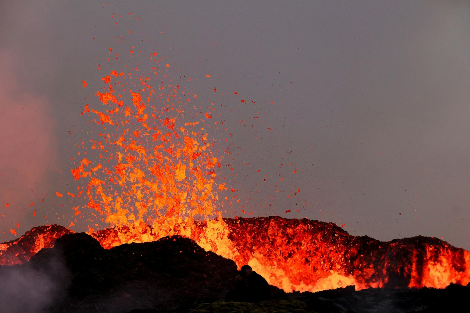 In der Nähe könnten sich "gefährlich hohe Mengen an vulkanischen Gasen" ansammeln, teilte das isländische Wetteramt mit.