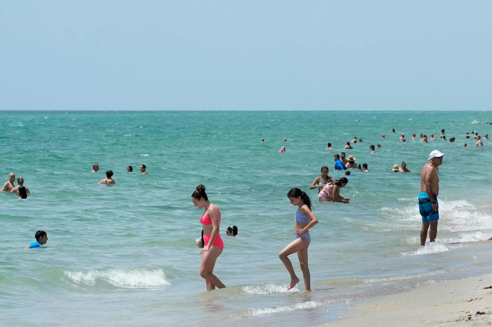 Badegäste am Atlantik in Hollywood Beach, Florida, am 10. Juli 2023. Das Wasser ist durch einen enormen Temperatursprung bacherlwarm.