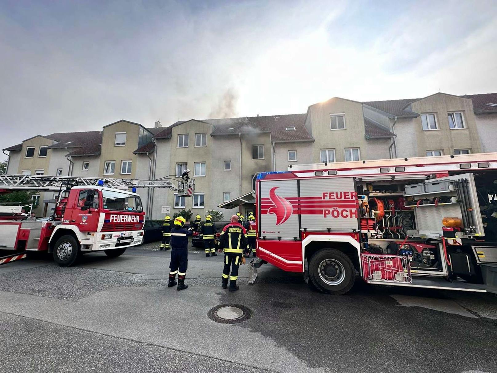 Verletzte bei Brand in Pöchlarn: Einsatzkräfte vor Ort