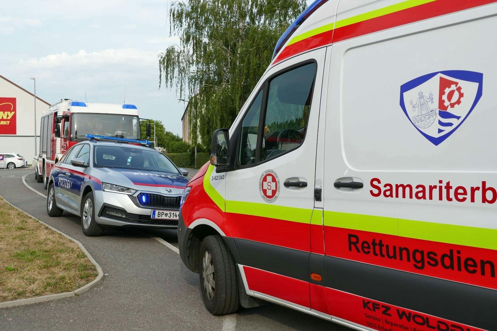 Verletzte bei Brand in Pöchlarn: Einsatzkräfte vor Ort