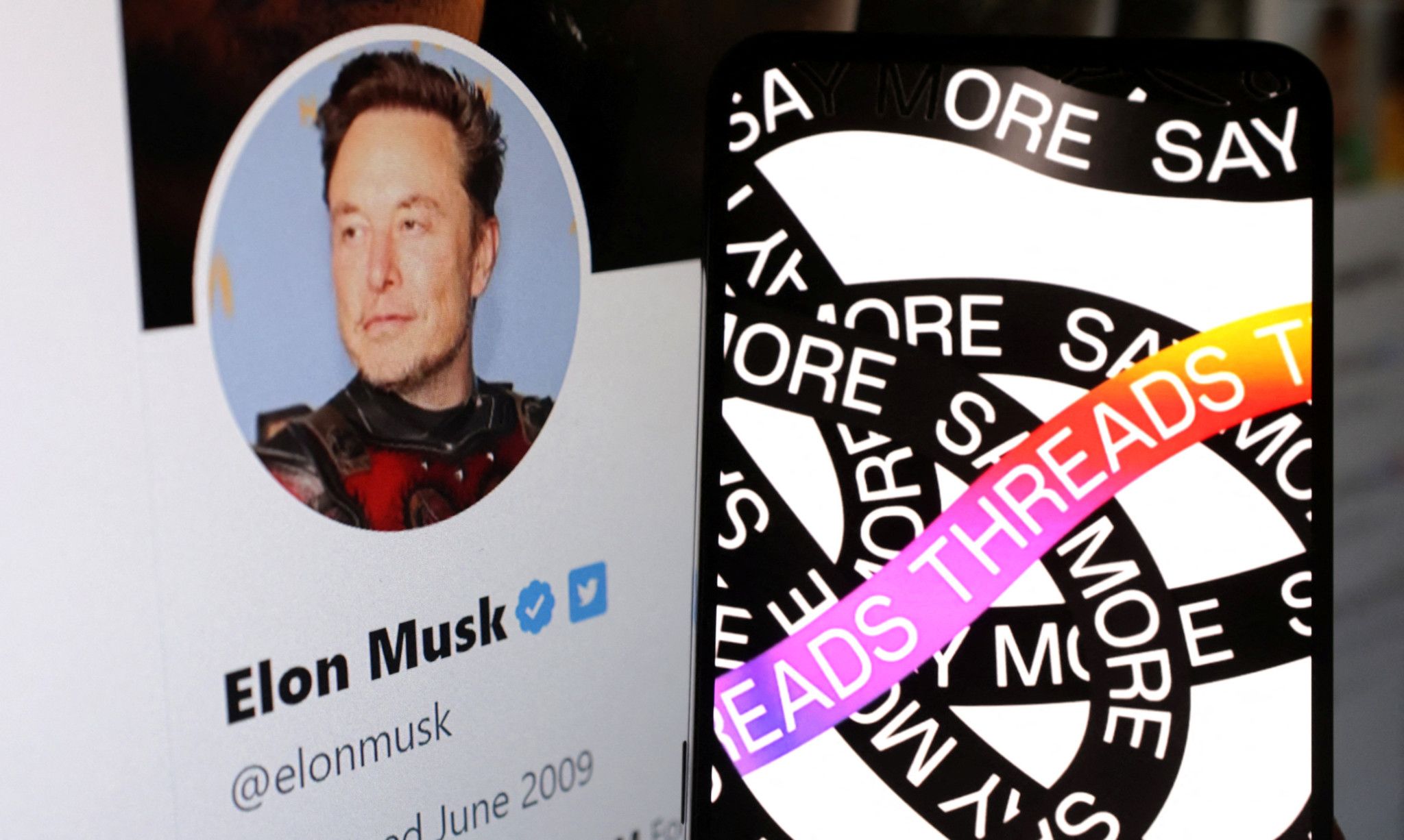 Elon Musk hat Threads mit einer Klage gedroht. Er wirft dem Facebook-Konzern Meta vor, ehemalige Twitter-Mitarbeiter eingestellt zu haben, die Zugang zu vertraulichen Informationen und Betriebsgeheimnissen haben.