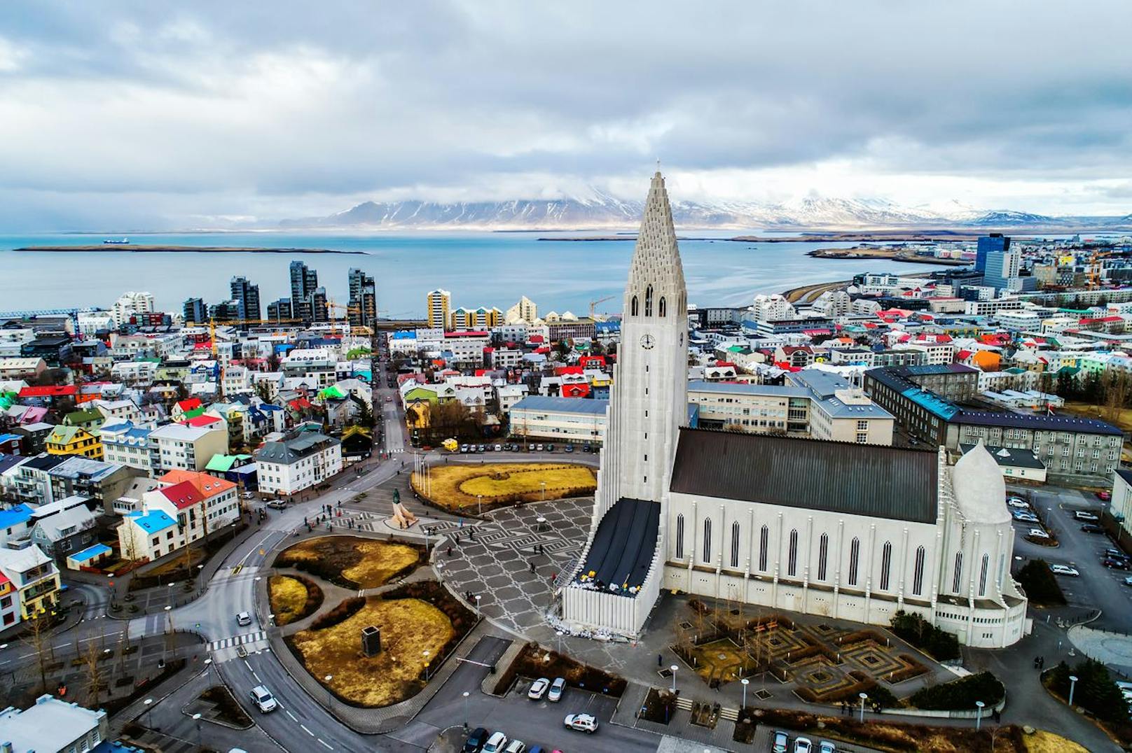 <strong>Platz 5: Reykjavik, Island!</strong> In Island leben insgesamt rund 380.000 Menschen, die meisten davon in der Hauptstadt Reykjavik. Die naturreiche Vulkaninsel im Norden Europas zieht aber vor allem wegen ihrer abwechslungsreichen und einmaligen Landschaft zahlreiche Reisende an. Mit 16,3 Touristen pro Einwohner landet Reykjavik deshalb im Mittelfeld der Top Ten.