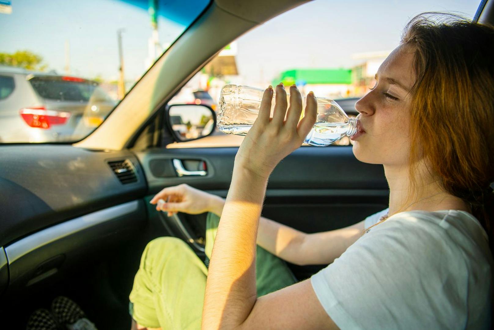 Bei längeren Autofahrten im Sommer sollte man unbedingt auf eine regelmäßige Flüssigkeitszufuhr achten. (Symbolbild)&nbsp;