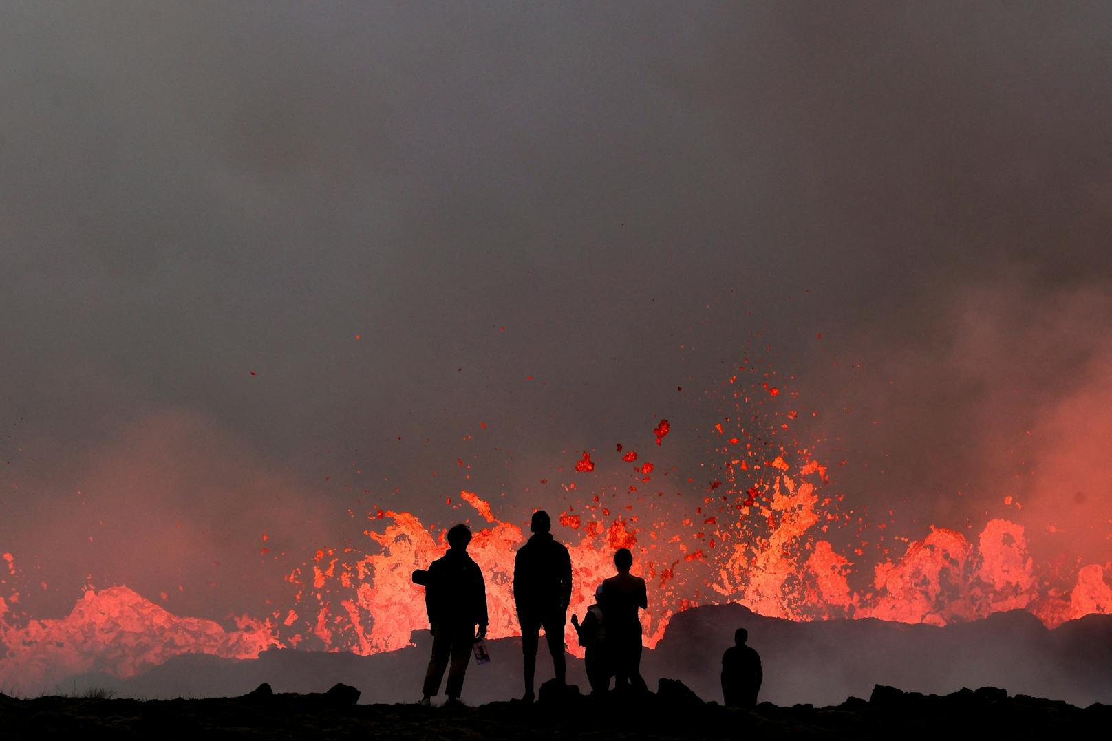 Der Ausbruch des unter dem Namen Fagradalsfjall bekannten Vulkans etwa 30 Kilometer südwestlich der Hauptstadt Reykjavík begann am Montag.