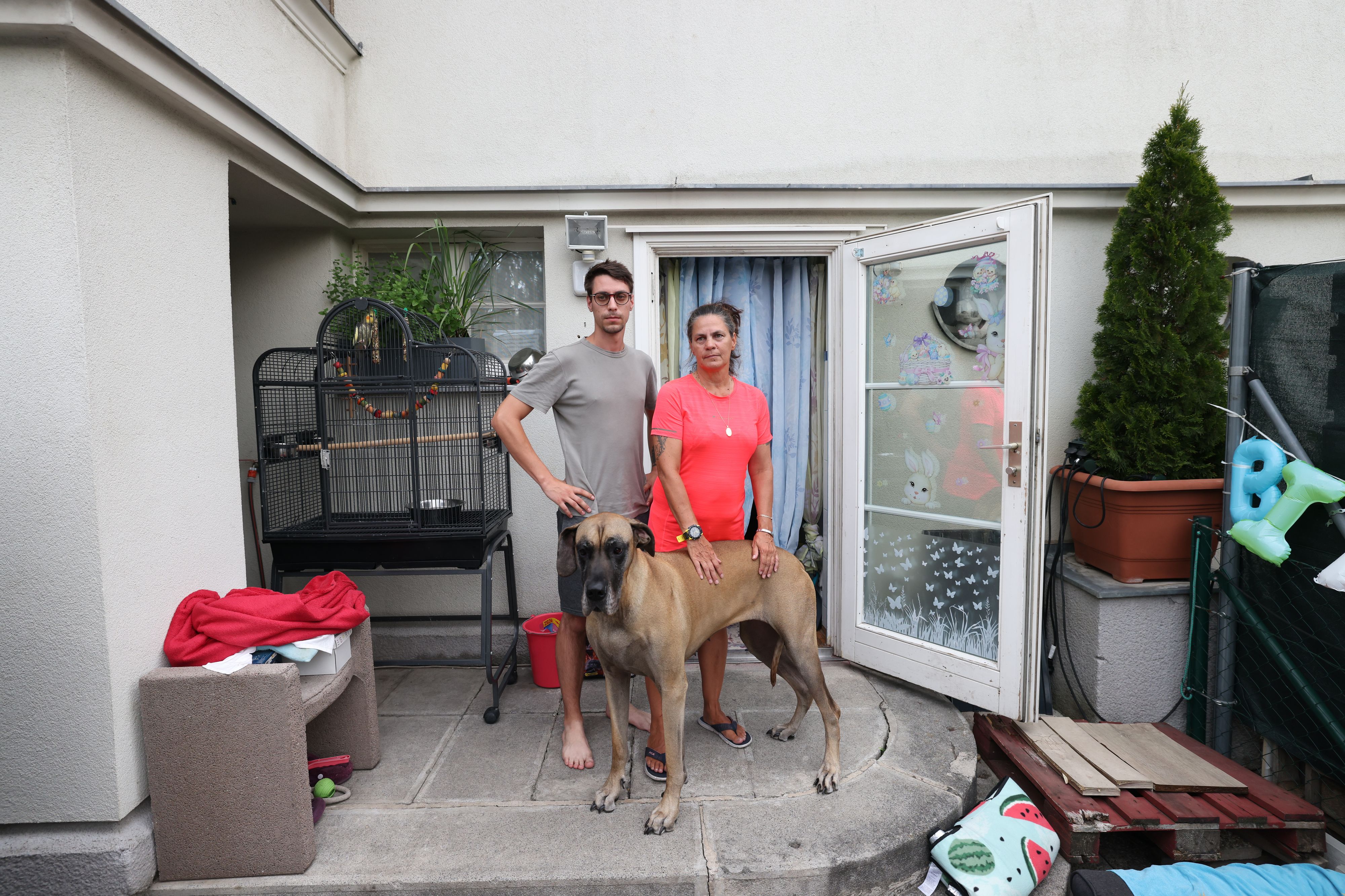 Phillip (27) und Mama Andrea (58) wohnen weiterhin in der Weißenböckstraße – wie lange, wissen sie jedoch nicht.