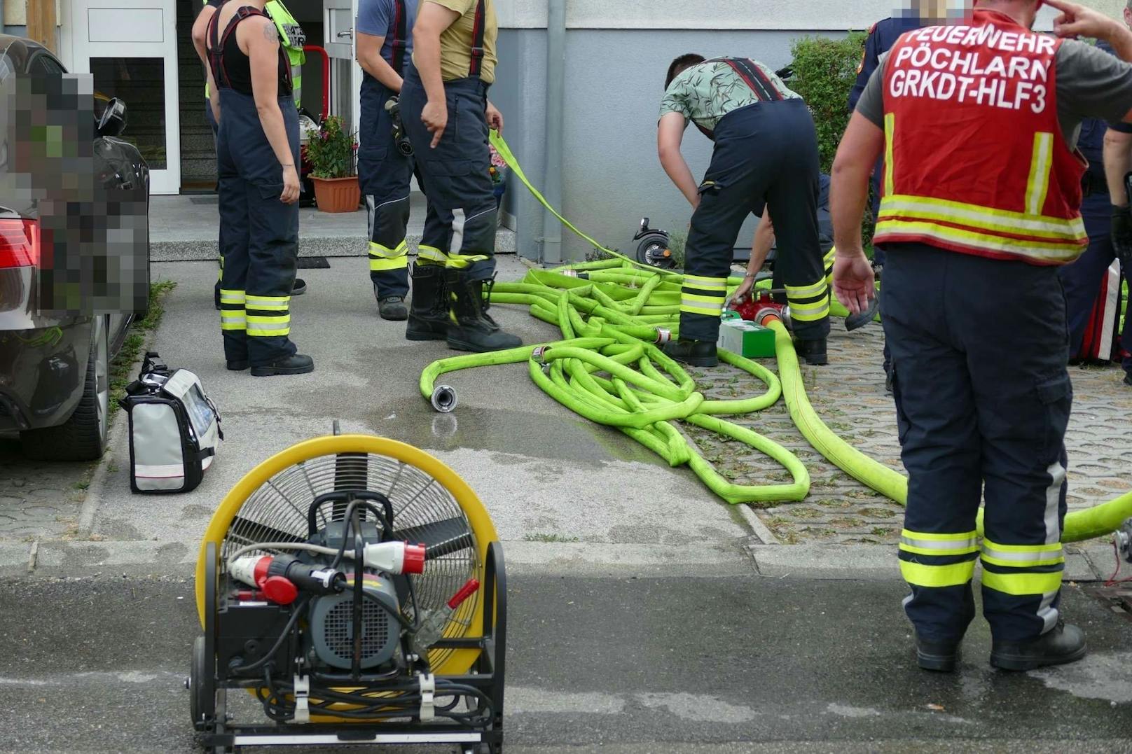 Verletzte bei Brand in Pöchlarn: Einsatzkräfte vor Ort