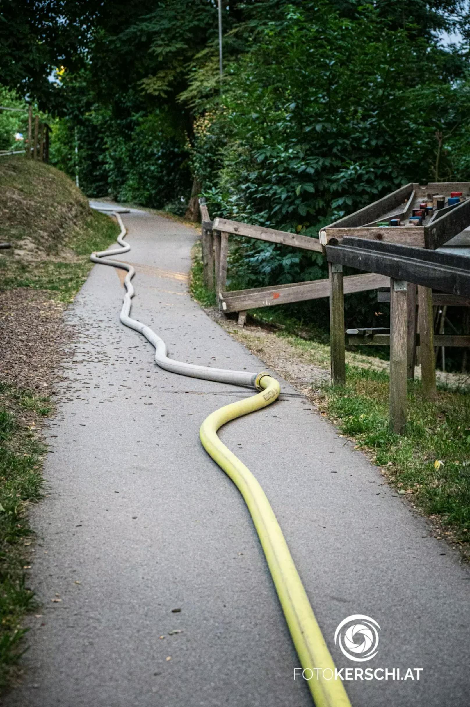 Ihr schnelles Handeln und ihre Entschlossenheit spielten eine entscheidende Rolle bei der Eindämmung des Brandes und dem Schutz der Brücke.