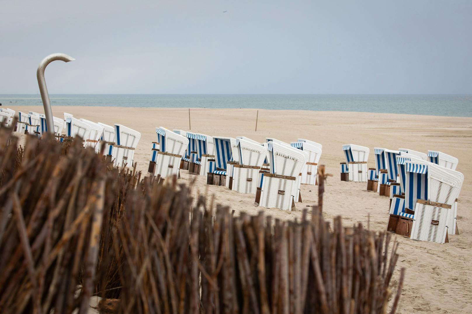 <strong>Buhne 16 auf Sylt, Deutschland:</strong> Nicht nur im Süden Europas lassen sich einige der schönsten FKK-Strände finden, sondern auch im Norden, wie beispielsweise auf der Insel Sylt – auch wenn hier etwas kühlere Temperaturen herrschen. Der Strandabschnitt Buhne 16 in Kampen ist dafür besonders bekannt.