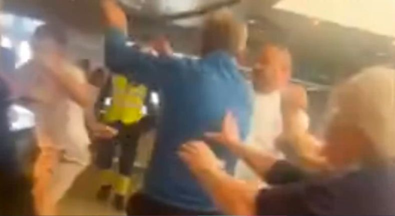 Auf einer Fähre von Irland nach Wales flogen die Fäuste.