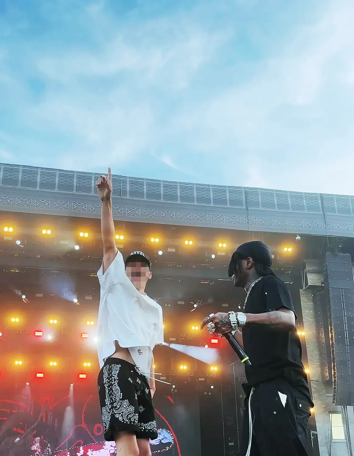 Der 19-jährige Österreicher sei vor seinem verhängnisvollen Sprung vom US-Rapper Ski Mask The Slump God auf die Bühne geholt worden.