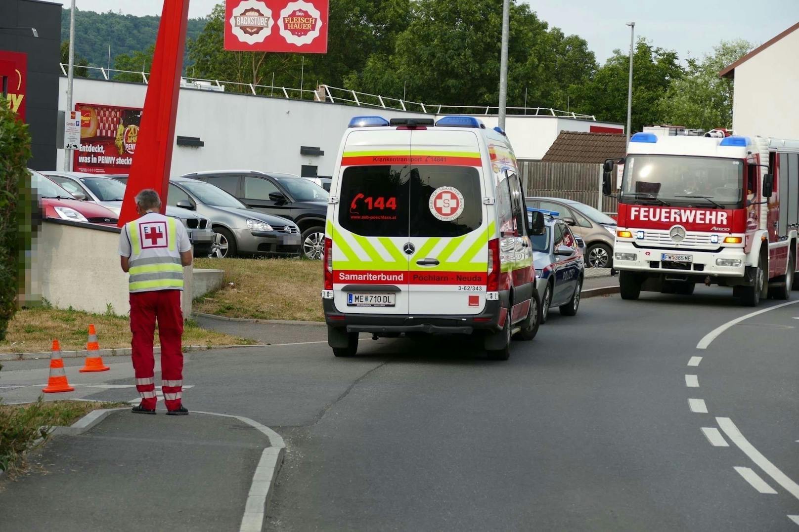 Wohnungsbrand in Pöchlarn: Rettung, Feuerwehr und Polizei am Einsatzort