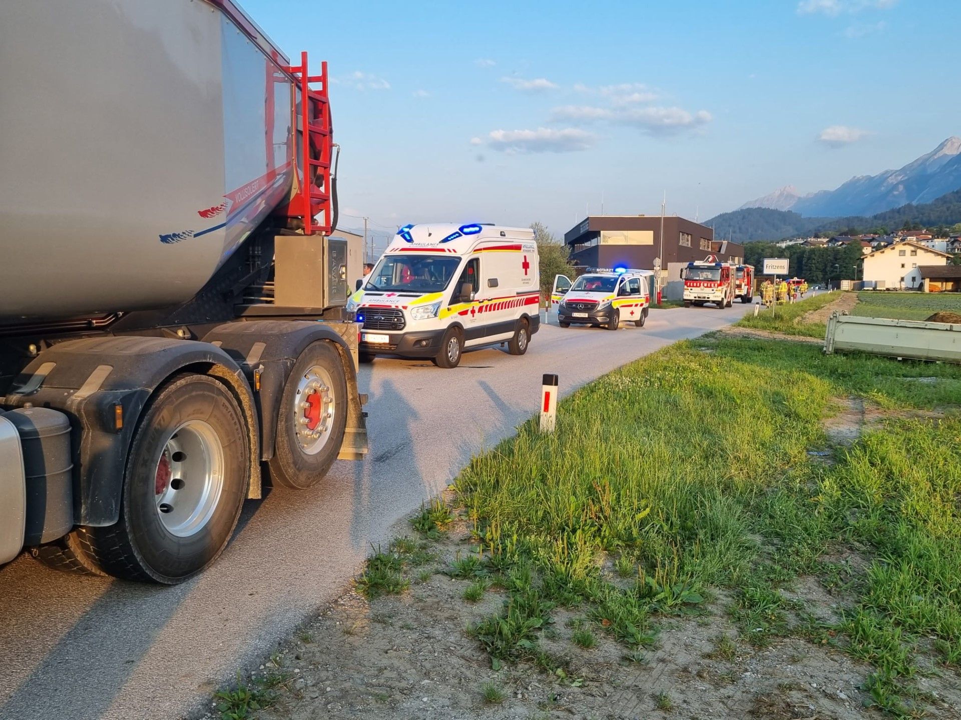 Im vergangenen Jahr starben mit Stand 28.12.2023 390 Personen im Straßenverkehr. Archivbild einer Unfallstelle in Fritzens. Für einen Biker (25) konnten die Rettungskräfte nichts mehr tun.