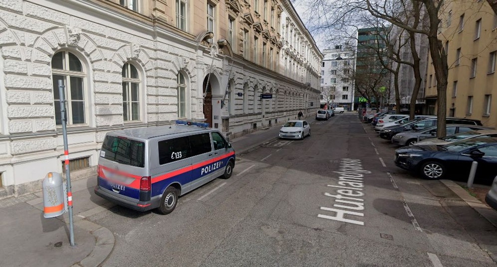 Ein Polizeibus abgestellt vor der Polizeiinspektion Hufelandgasse in Wien-Meidling. 