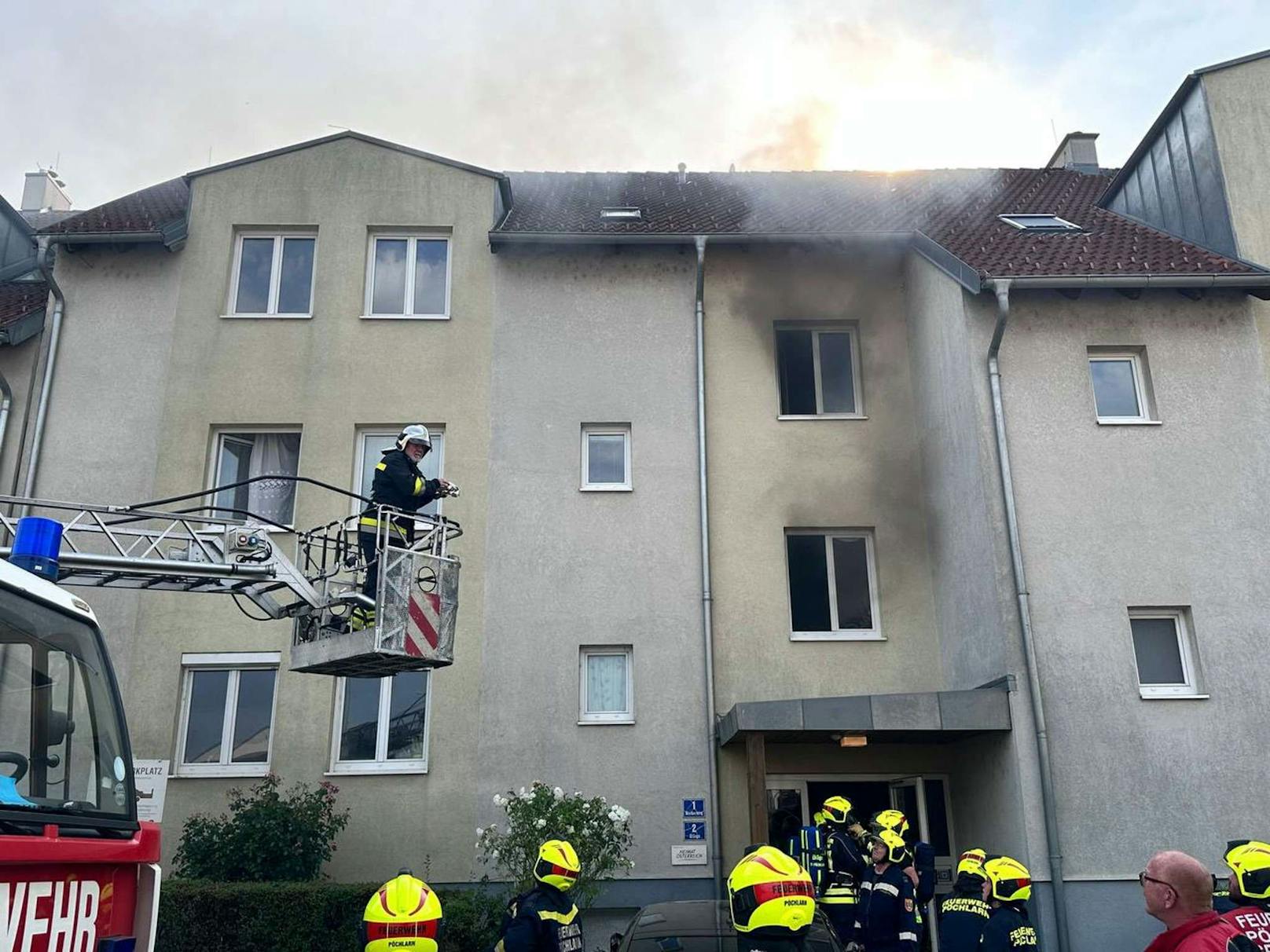 Der Brandrauch breitete sich rasch im Stiegenhaus aus.