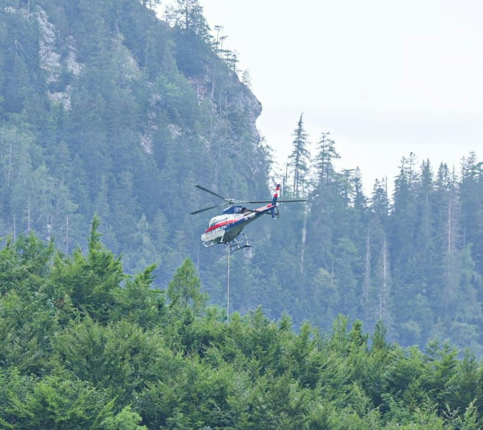 Der Polizeihubschrauber ist unterwegs, per Bergeseil werden die Menschen aus der Gondel geholt.