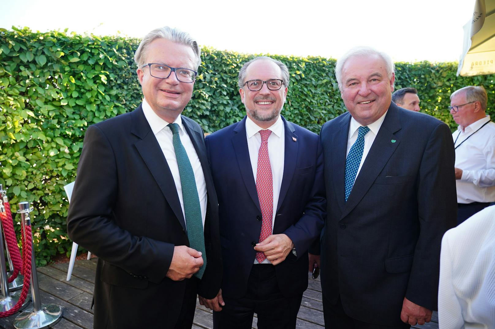 Minister Schallenberg in steirischer Begleitung. Auch Landeshauptmann Christopher Drexler (links) und dessen Vorgänger Hermann Schützenhöfer (rechts) waren mit von der Partie.&nbsp;&nbsp;