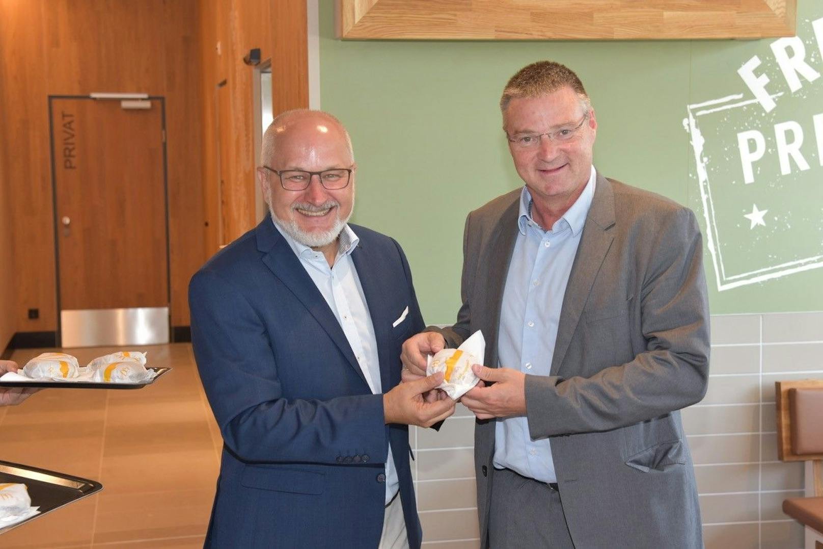Franchisenehmer Martin Spörker und Bürgermeister Wolfgang  Kocevar freuen sich über die gelungene Projektabwicklung des neuen  Restaurants in Ebreichsdorf.