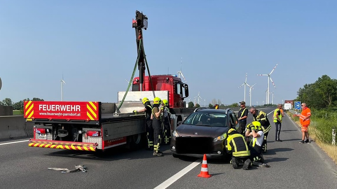 Die beiden Autoinsassen konnten das Fahrzeug eigenständig verlassen.