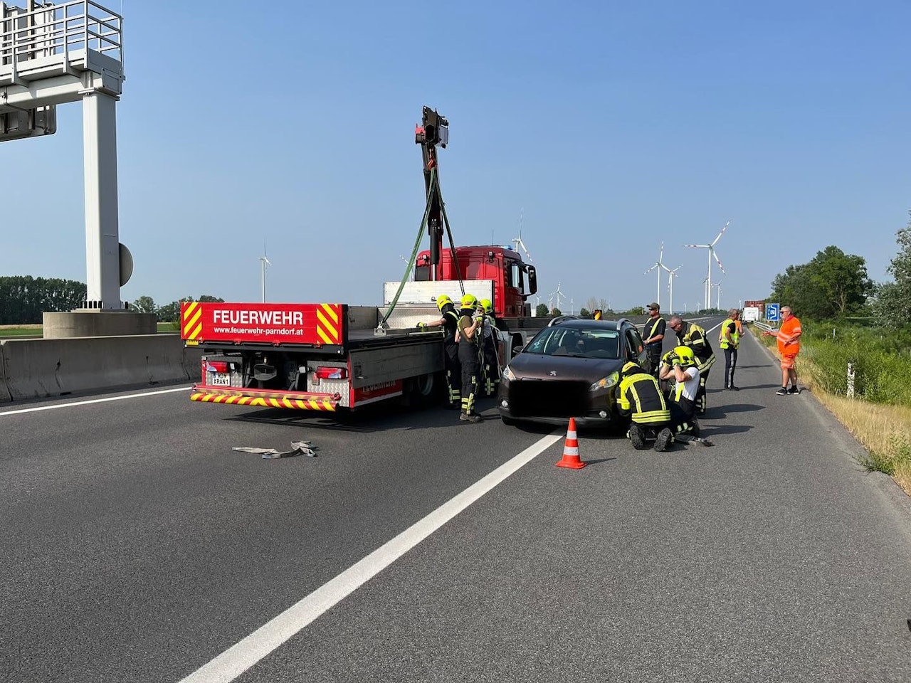 Heute.at - Lkw kollidiert mit Auto – A6 komplett gesperrt
