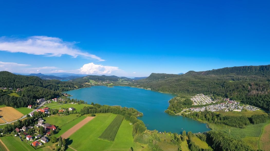 Am Keutschacher See findet derzeit eine Suchaktion nach einem vermissten Schwimmer statt.
