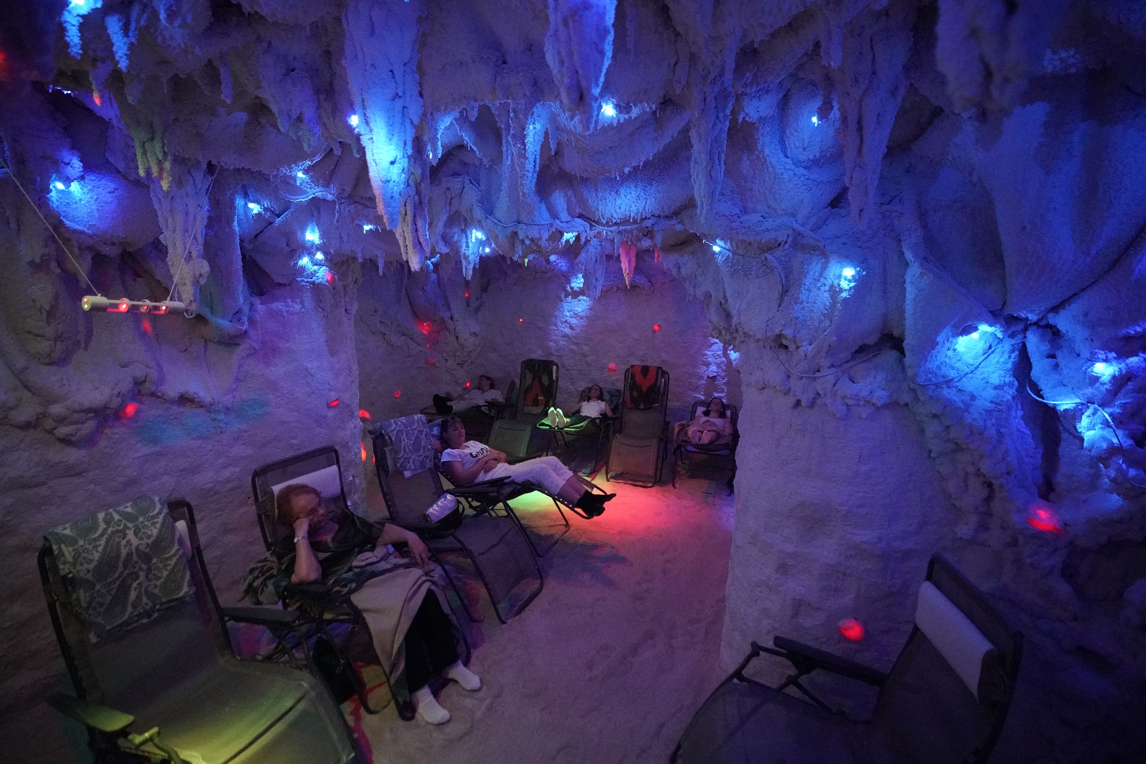 Der Geruch nach Meer, dazu Vogelgesang und eine beruhigende Lichtshow - in der Wiener Salzgrotte kann man gut herunterkommen und abkühlen