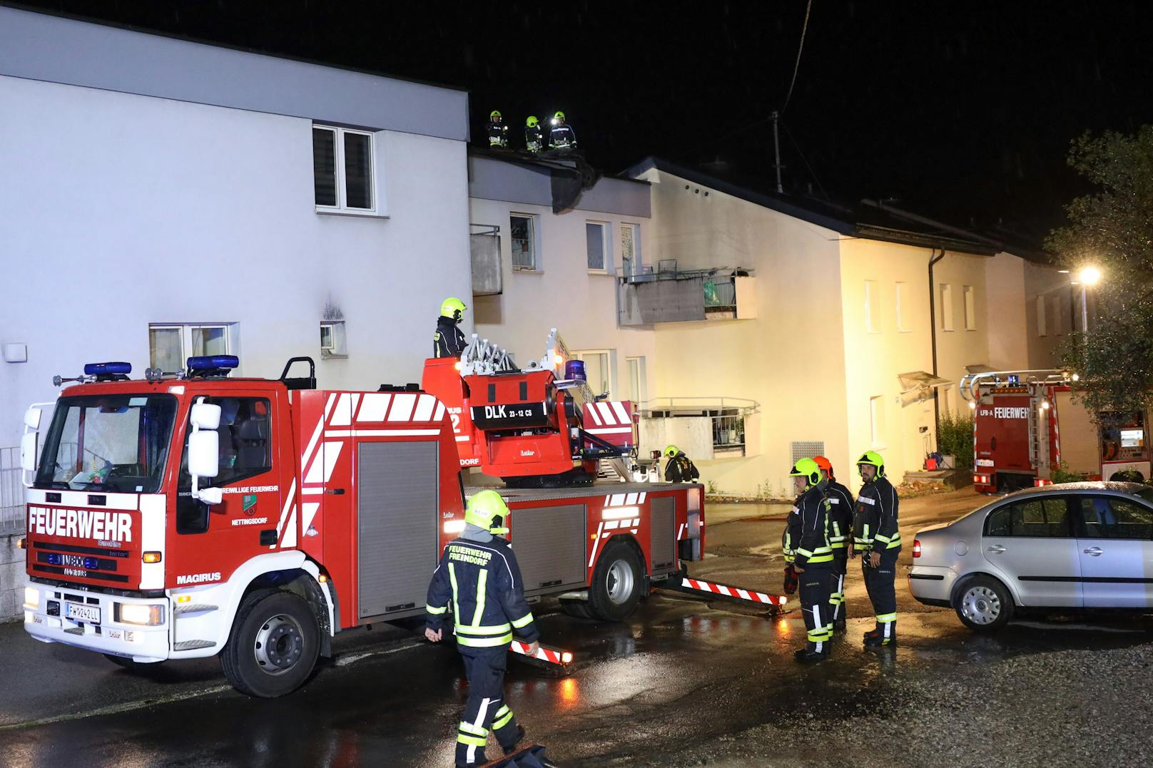 Eine heftige Unwetternacht, die so nicht vorhergesehen wurde, hat in der Nacht auf Mittwoch in Oberösterreich für etwa 500 Einsätze der Feuerwehren gesorgt.
