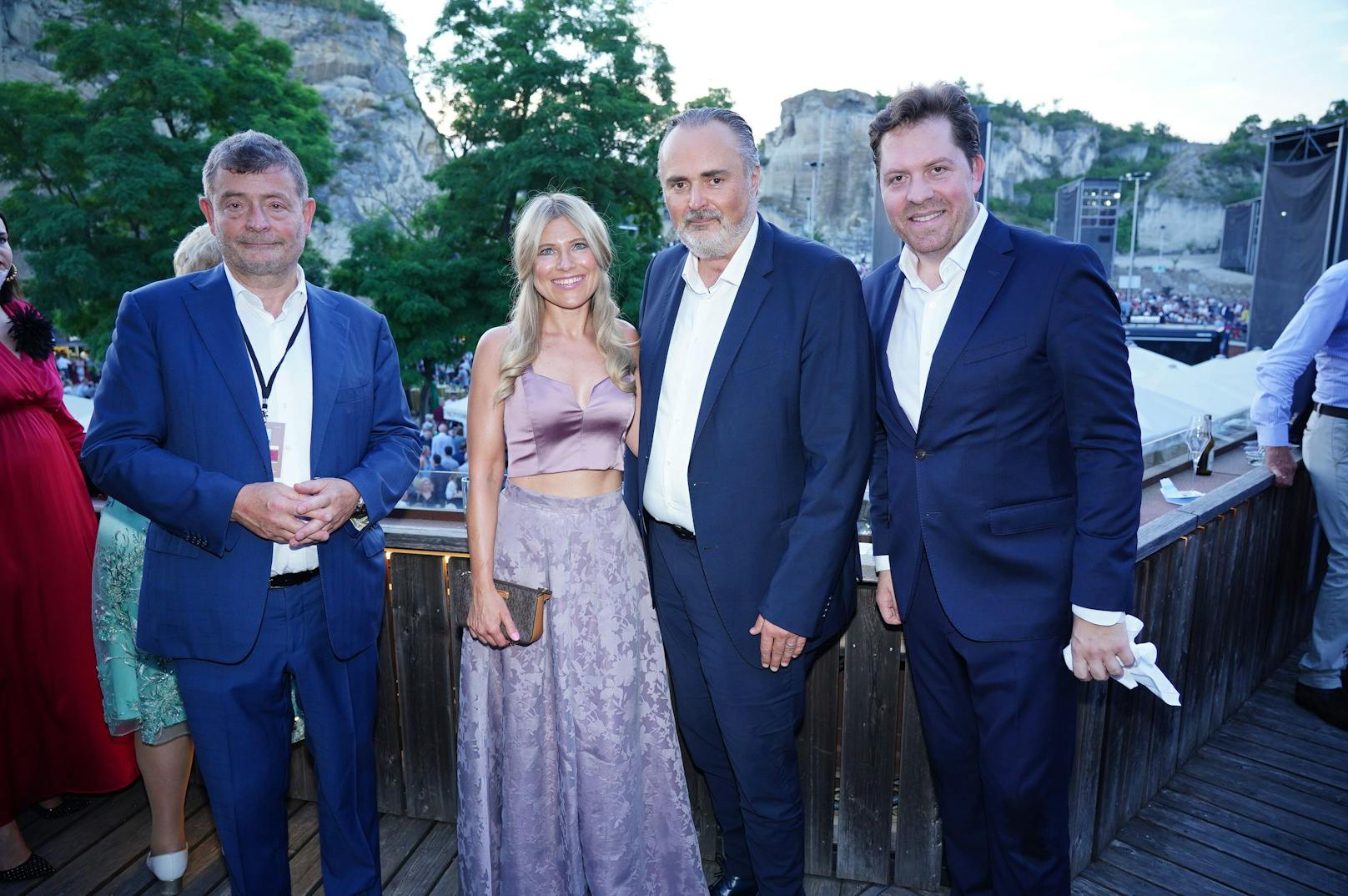 Esterházy-Vorstand Stefan Ottrubay, Landeschef Hans Peter Doskozil mit Ehefrau Julia und Intendant Daniel Serafin