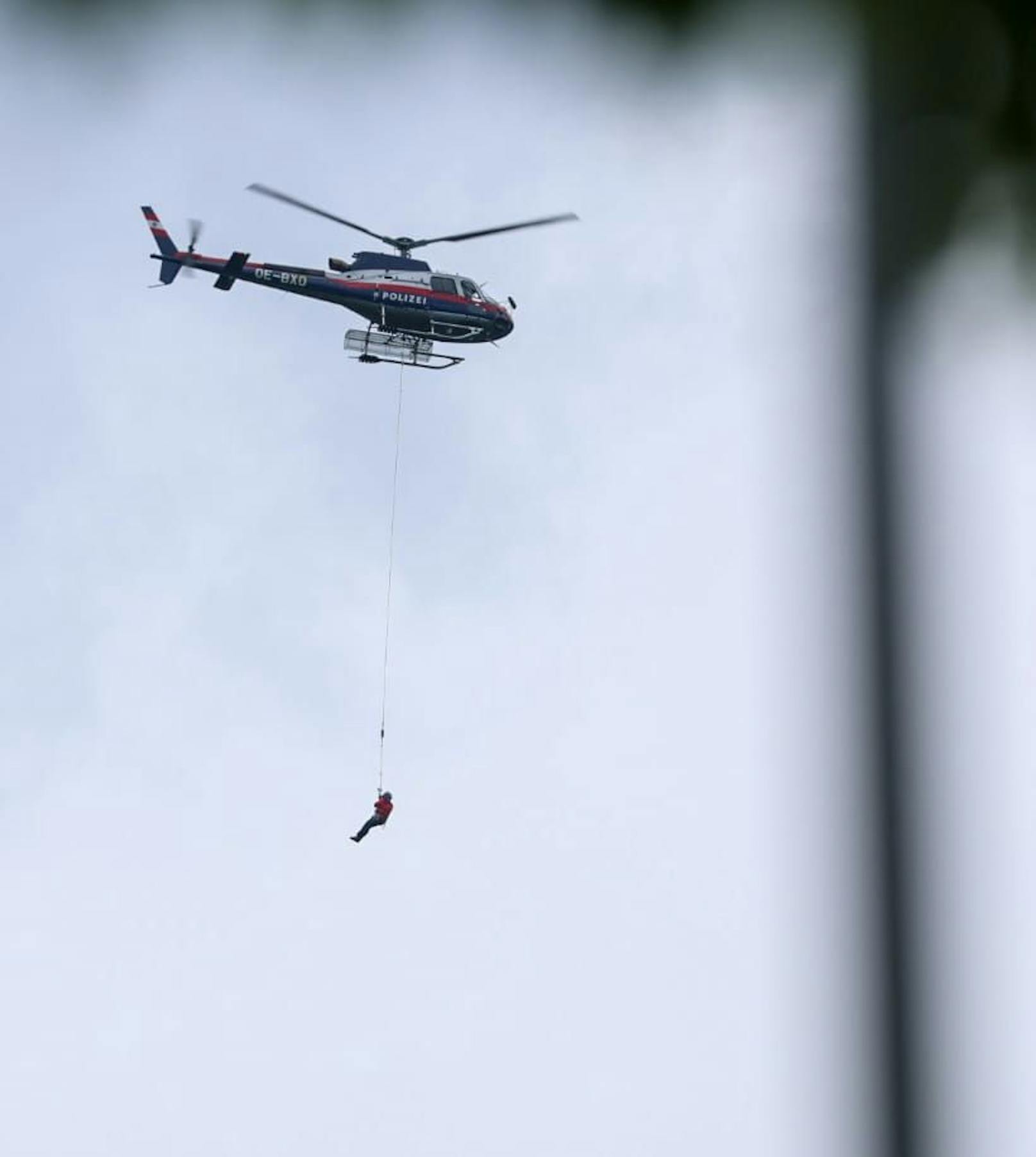 Der Polizeihubschrauber ist unterwegs, per Bergeseil werden die Menschen aus der Gondel geholt.