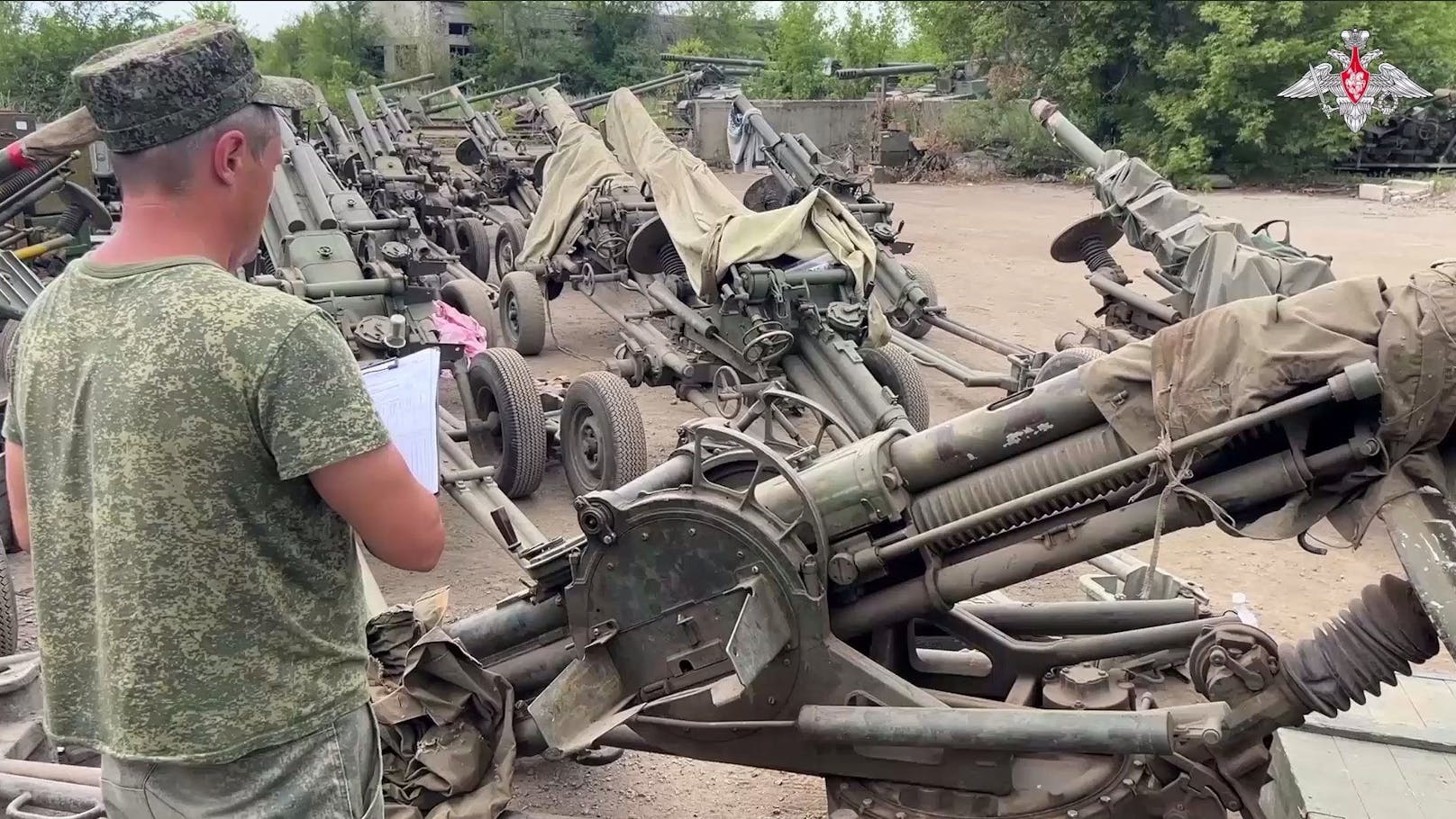 Das Bild zeigt Haubitzen, die nach Angaben des russischen Verteidigungsministeriums von der Söldner-Gruppe Wagner an die regulären Streitkräfte Russlands übergeben wurden.