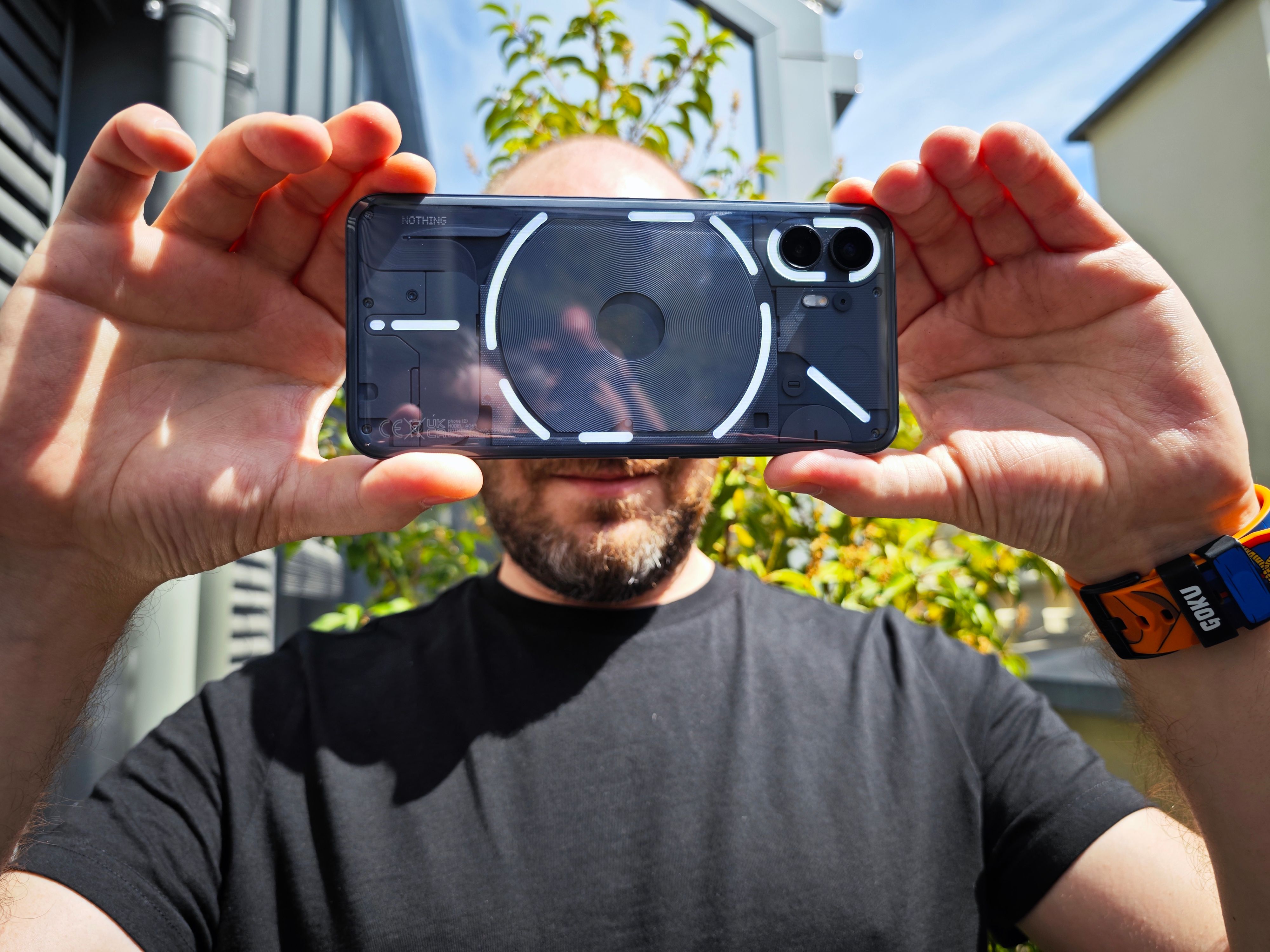 Nothing Phone 2 im Test: Die LED-Leuchten unter der transparenten Rückenabdeckung informieren Über Anrufe, SMS und Co.