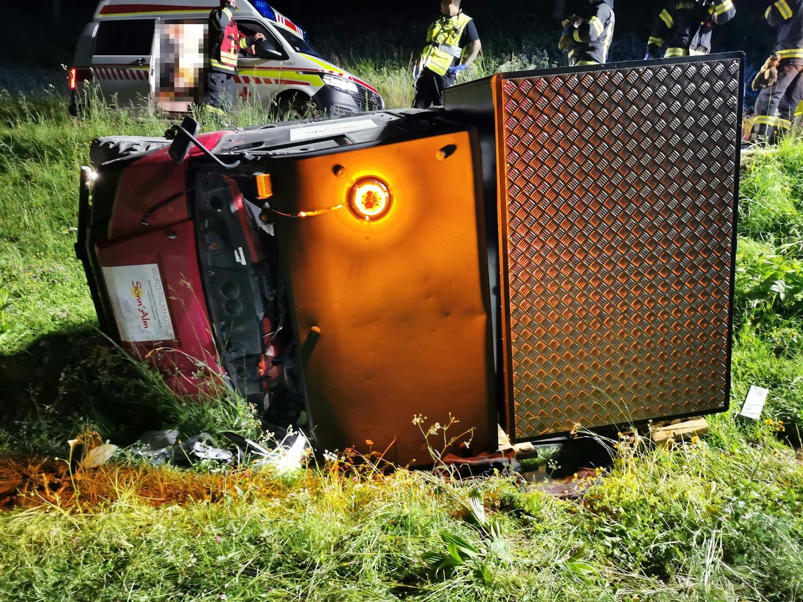 Ein schwerer Verkehrsunfall hat sich am späten Dienstagabend auf der Wurzeralm in Spital am Pyhrn (Bezirk Kirchdorf an der Krems) ereignet.