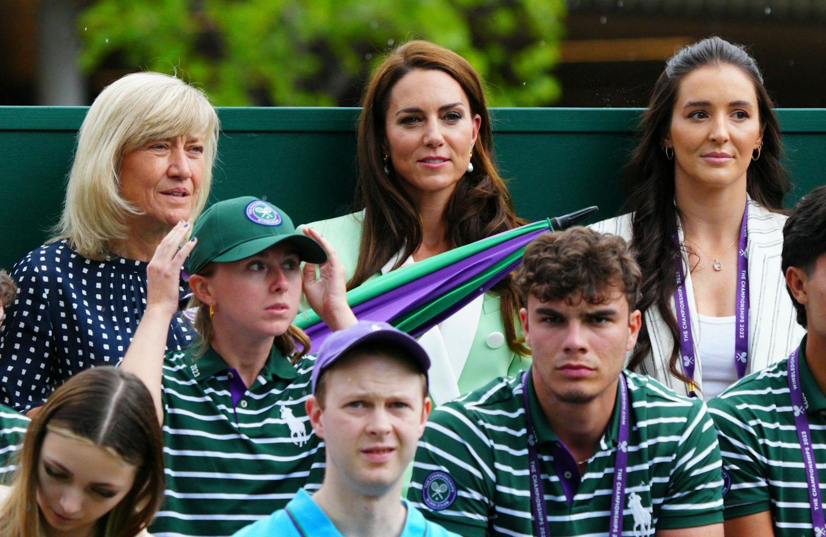 An der Seite von Debbie Jevans der ehemaligen Spielerin Laura Robson verfolgte Prinzessin Kate das Match.