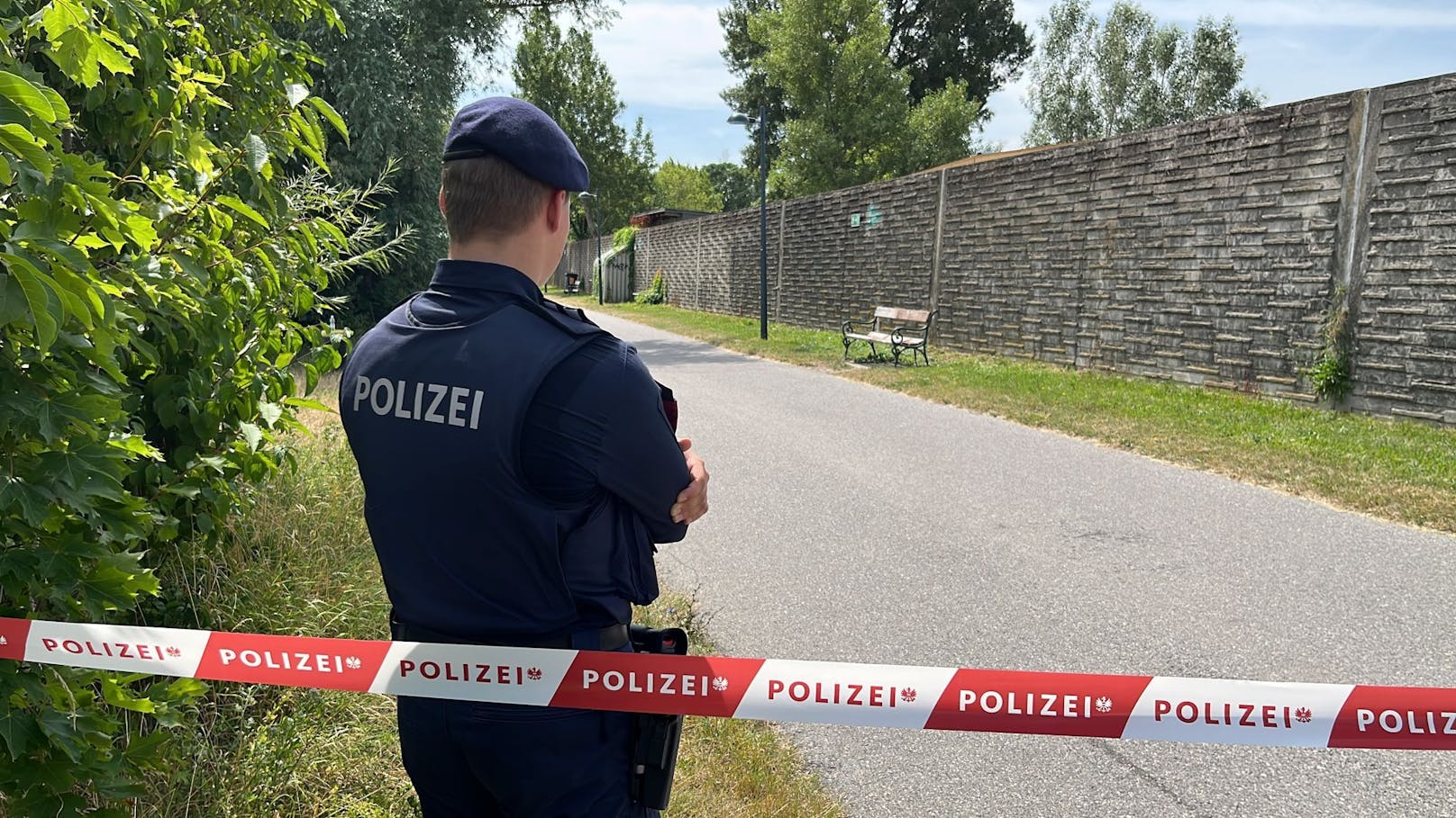 Nächster <a data-li-document-ref="100281073" href="https://www.heute.at/s/26-jaehriger-lag-in-wien-stunden-neben-toter-freundin-28-100281073">Mord</a>alarm in Wien: Ein erstochener Mann wurde in Wien-Brigittenau auf einer Parkbank gefunden. Die Polizei bestätigt den Leichenfund.