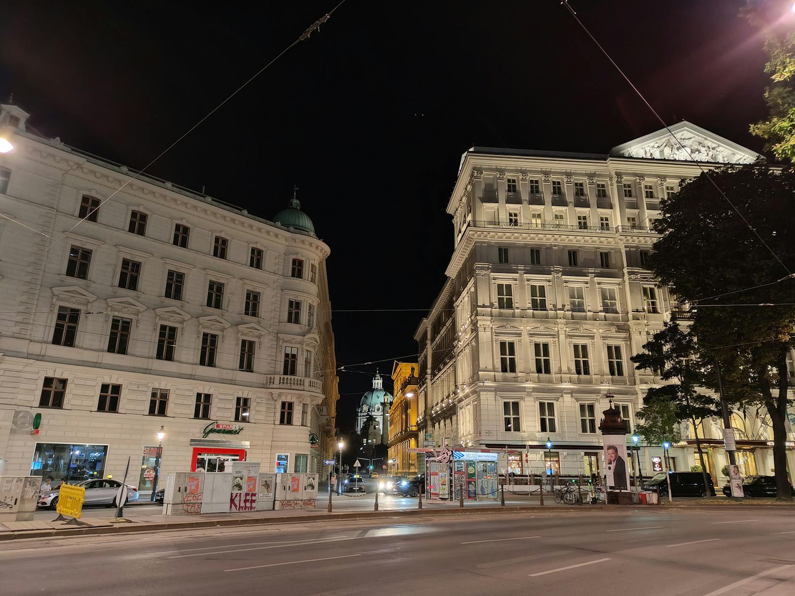 Überraschend ist dagegen, dass der Hersteller kaum Verbesserungen bei der Kamera durchgeführt hat. Wieder knipsen im Nothing Phone 2 zwei Kameras (Hauptkamera ...