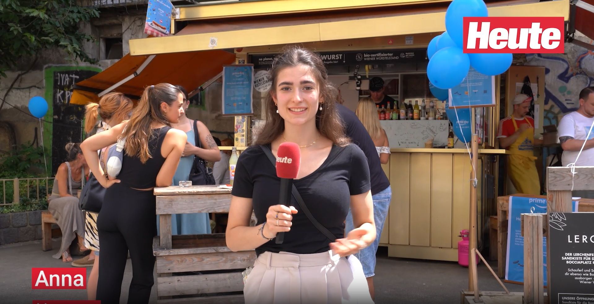 Amazon lädt seine Kunden beim Würstelstand ein. 