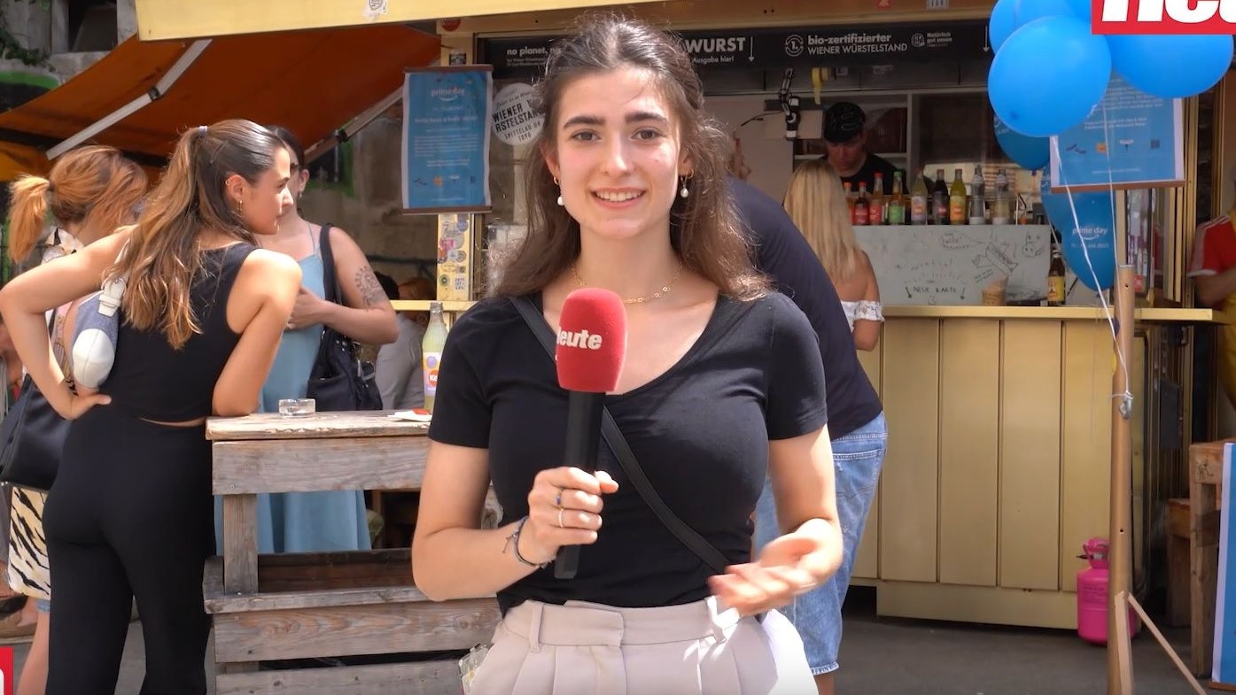 Amazon lädt seine Kunden beim Würstelstand ein. 