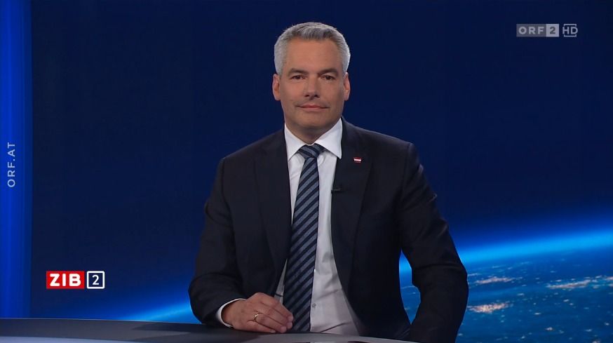  Bundeskanzler und ÖVP-Obmann Karl Nehammer am späten Mittwochabend zu Gast im Studio der ZIB2.