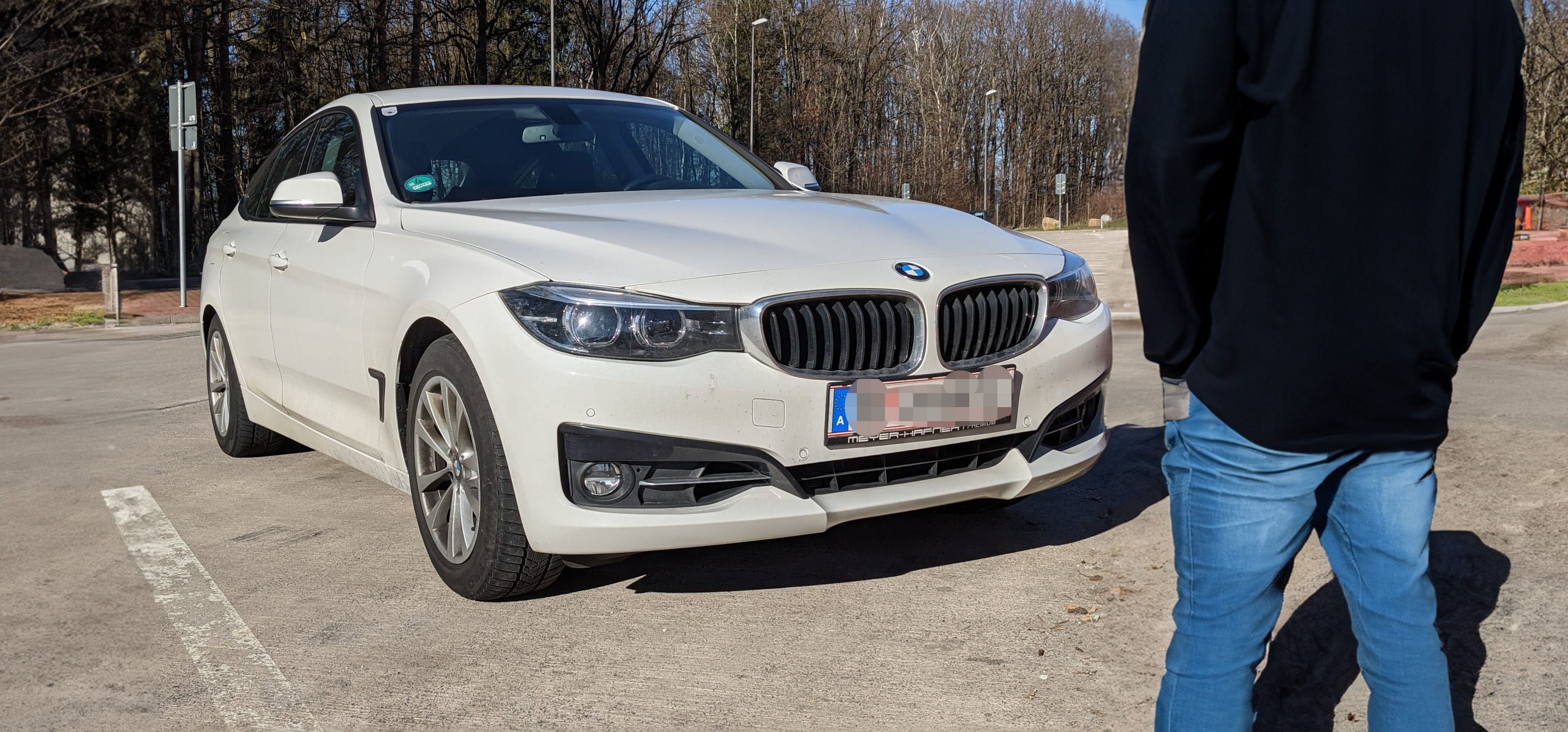 Der weiße BMW des Wieners <em>(Dieses Foto wurde mit künstlicher Intelligenz bearbeitet)</em>