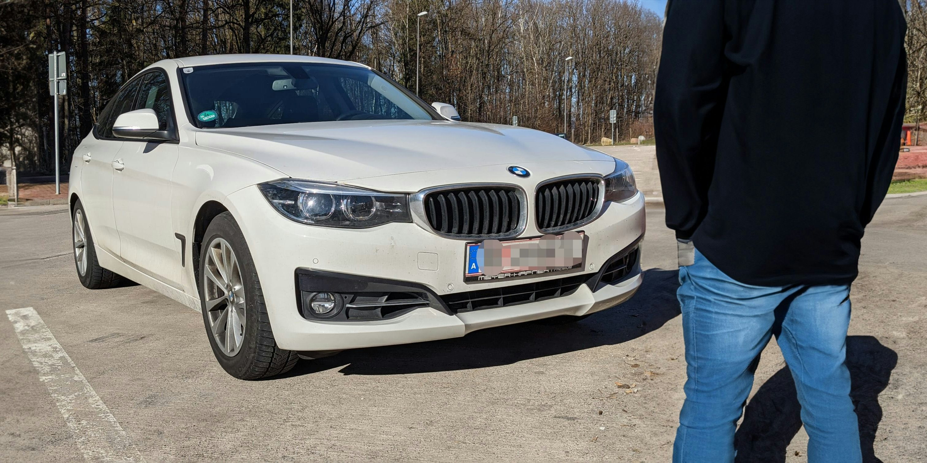 Der weiße BMW des Wieners – dieses Foto wurde mit künstlicher Intelligenz bearbeitet.