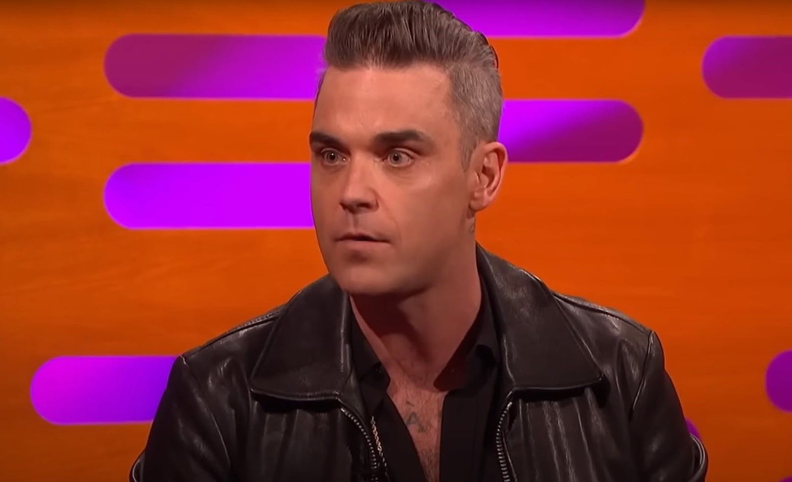 Für diesen TV-Auftritt vor einigen Jahren hat sich Robbie Williams aufbrezeln lassen.